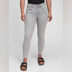 Gap Mid Rise Universal Jeggings in Light Gray, Fitted w/ Stretch, Raw Hem, EUC!
